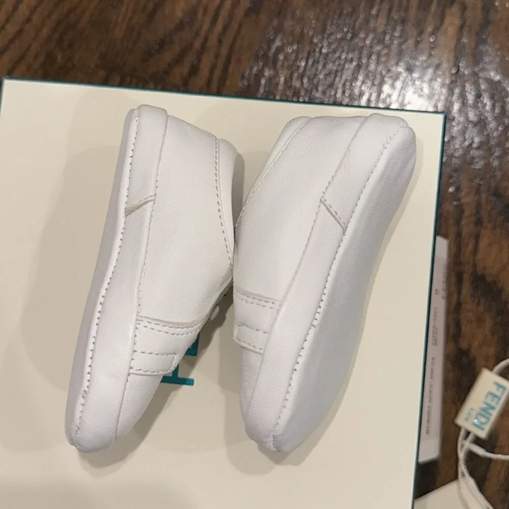 FENDI BABY LOGO LACE CRIB SHOE WITH FF DETAIL 2C